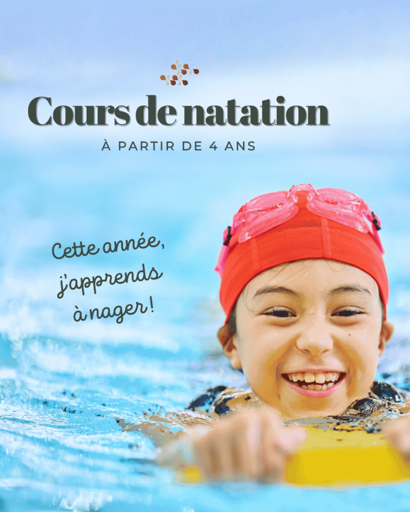 Affiche pour des cours de natation pour enfants à partir de 4 ans avec une petite fille souriante dans l'eau.