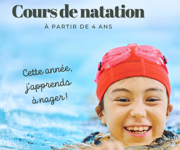 Affiche pour des cours de natation pour enfants à partir de 4 ans avec une petite fille souriante dans l'eau.